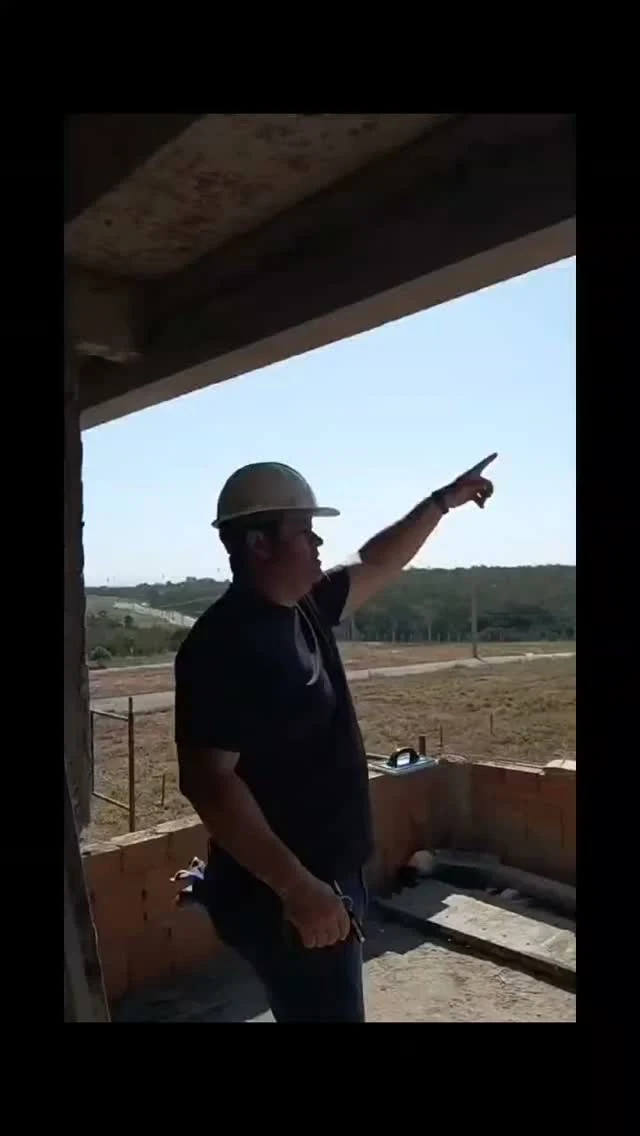 Profissional com capacete em publicação da Master EcoEnergy