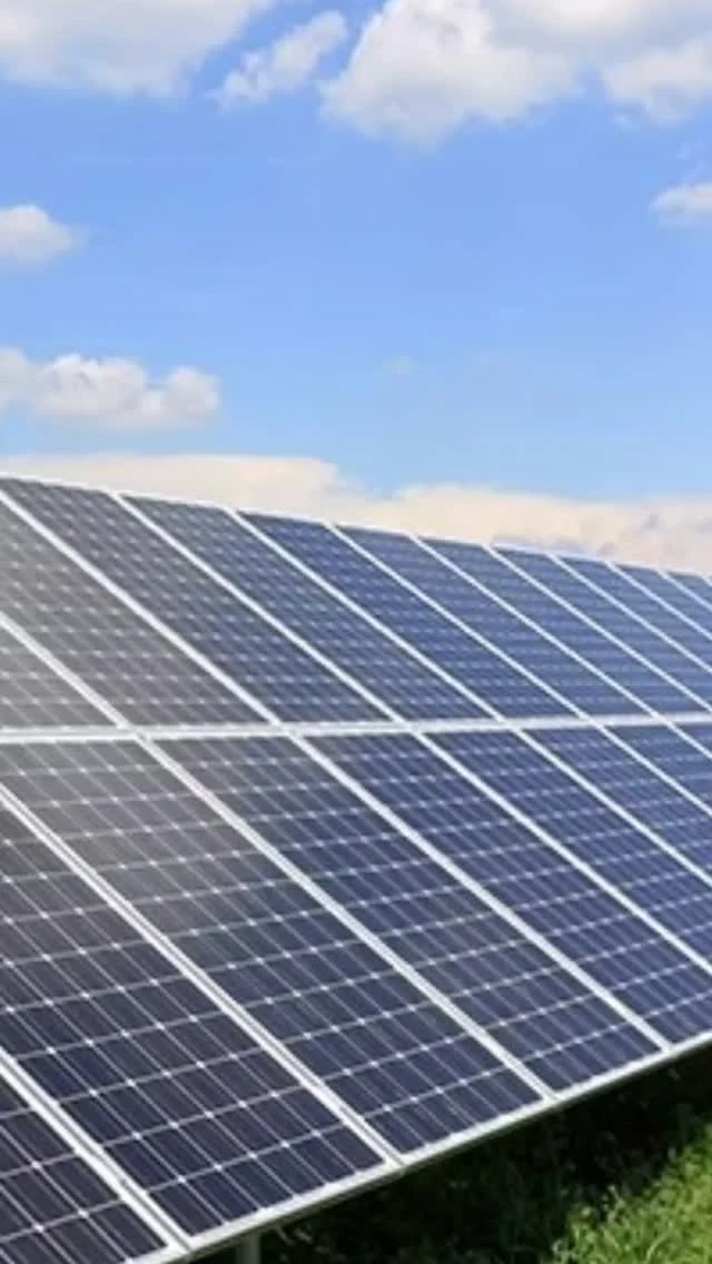 Painéis solares sob céu azul, fotografia publicada pela Master EcoEnergy